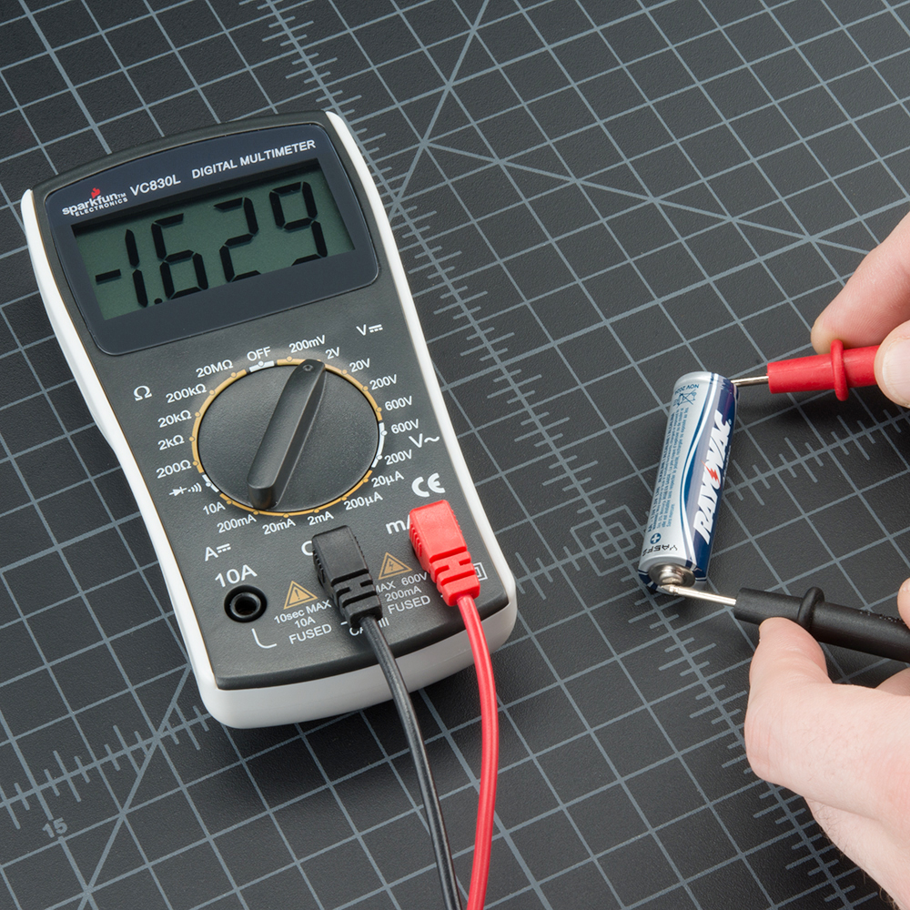 Ustaw multimeter na napięcie DC/AC, podłącz sondy do biegunów i odczytaj wartość