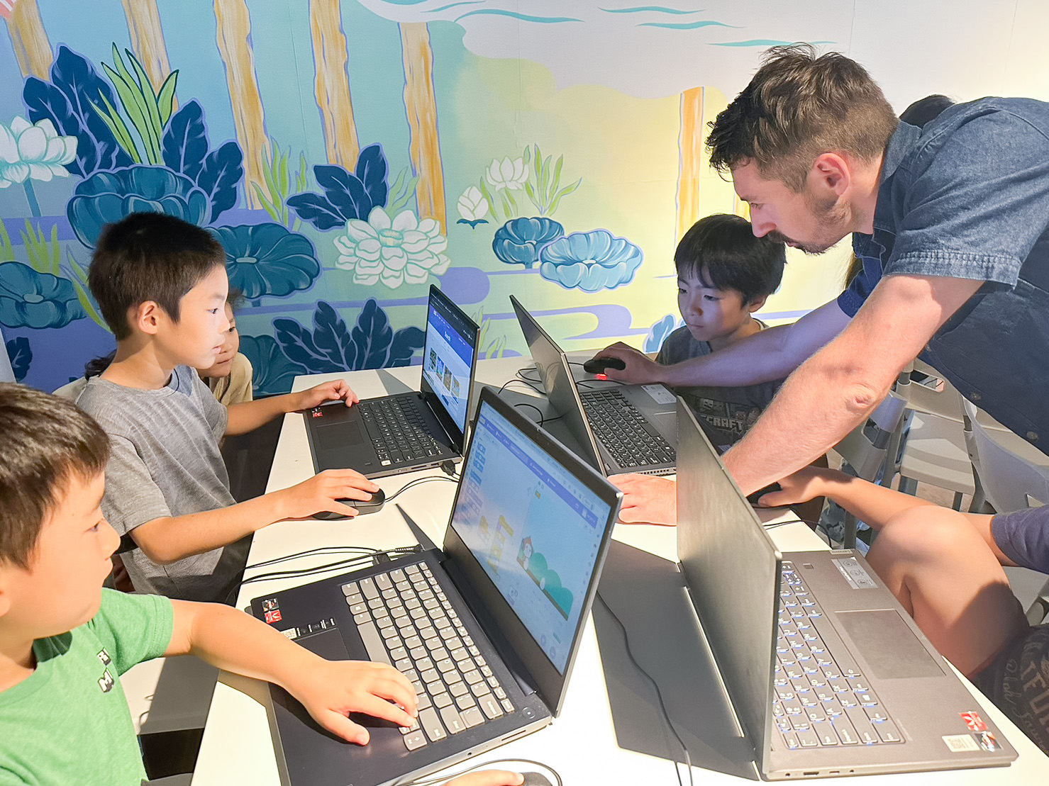 Grupa ośmiolatków składa modułowego robota z silnikami i czujnikami odległości