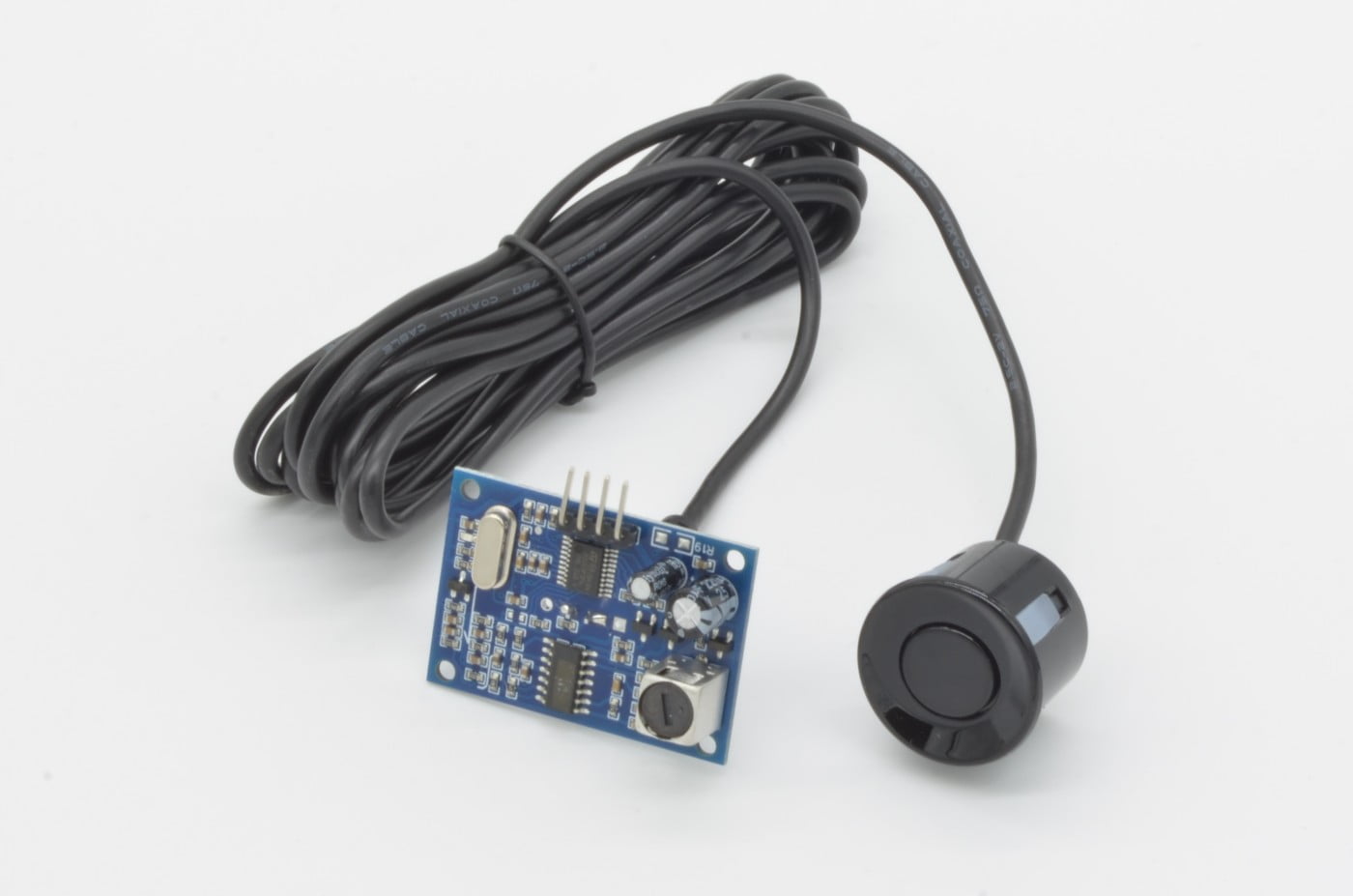 Czujnik ultradźwiękowy HC-SR04 z emiterem fal i odbiornikiem na czarnej płytce