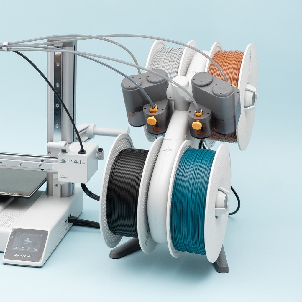 Stół warsztatowy z narzędziami do obróbki wydruków 3D i taśmą miernicową