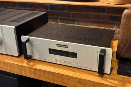 układ elektroniczny z układami scalonymi i przewodami audio
