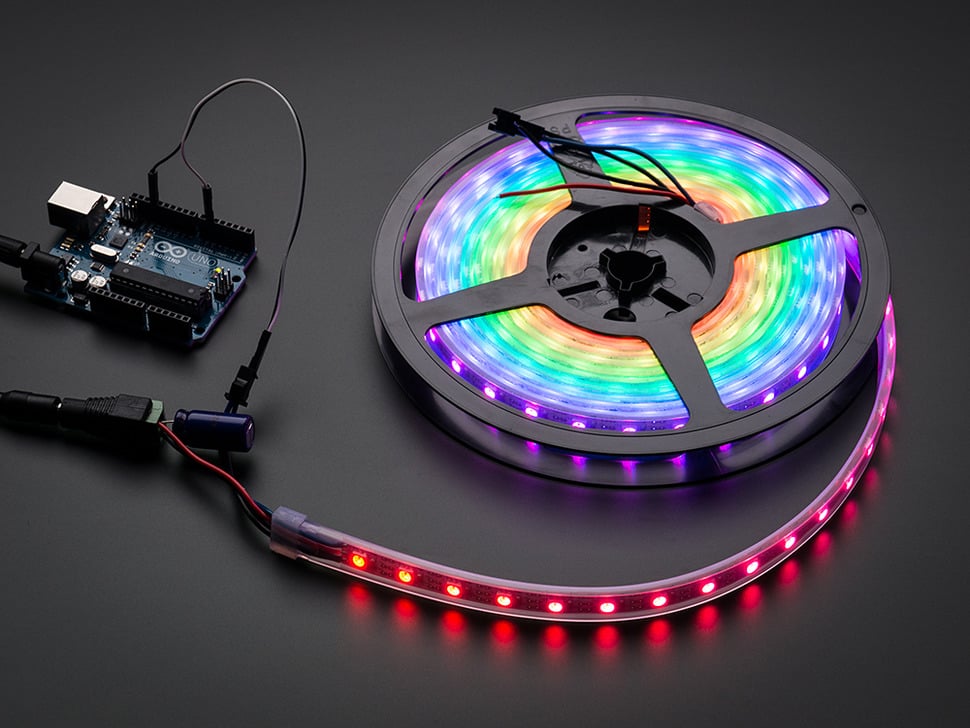 męskie dłonie trzymające taśmę LED RGB w czasie lutowania