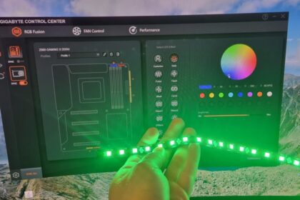 płytka sterownika LED RGB z błędnymi kolorami światła