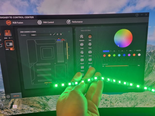 płytka sterownika LED RGB z błędnymi kolorami światła