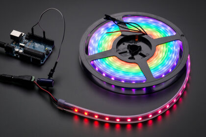 taśma LED RGB zasilana z zasilacza 12V z podłączonym pilotem