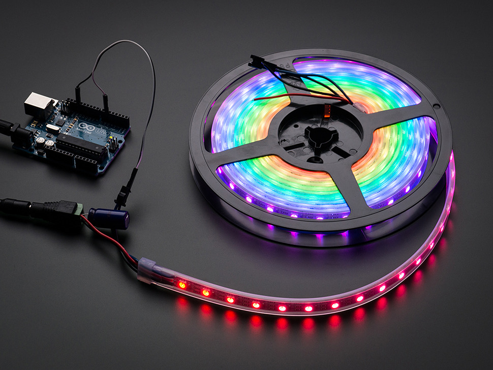 taśma LED RGB zasilana z zasilacza 12V z podłączonym pilotem