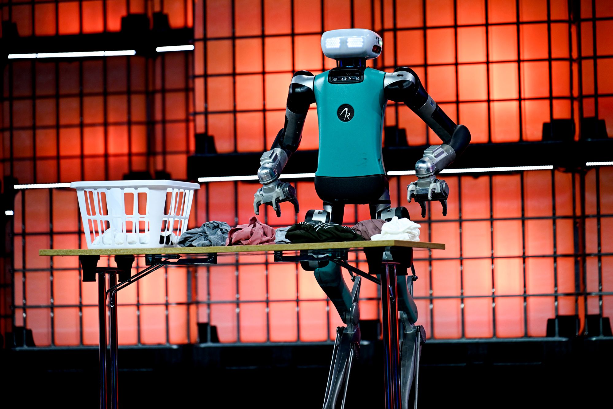 współpraca człowieka z robotem robot współpracujący z ludźmi w zakładzie odzieżowym