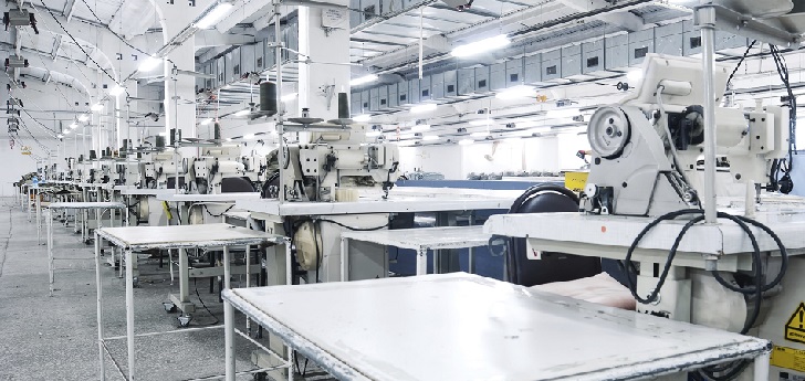 transport tkanin w fabryce robot przenoszący rolki tkanin na stanowisko produkcyjne