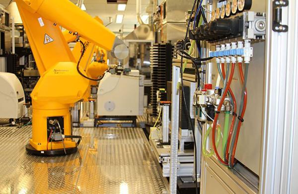 higieniczne warunki testowania leków bliskie ujęcie sterylnego środowiska robota w laboratorium