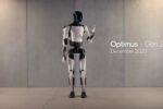 Optimus i humanoid Tesli w ruchu