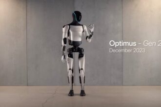 Optimus i humanoid Tesli w ruchu