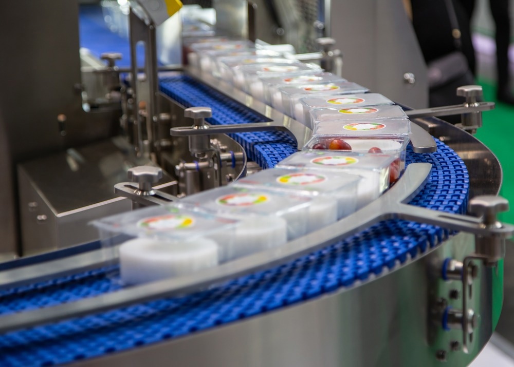 automatyczna identyfikacja produktów czujnik skanuje kod kreskowy na opakowaniu