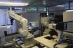 roboty laboratoryjne analizujące probówki z płynem