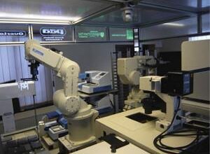 roboty laboratoryjne analizujące probówki z płynem