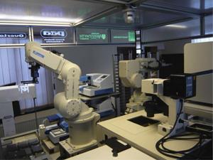 roboty laboratoryjne analizujące probówki z płynem