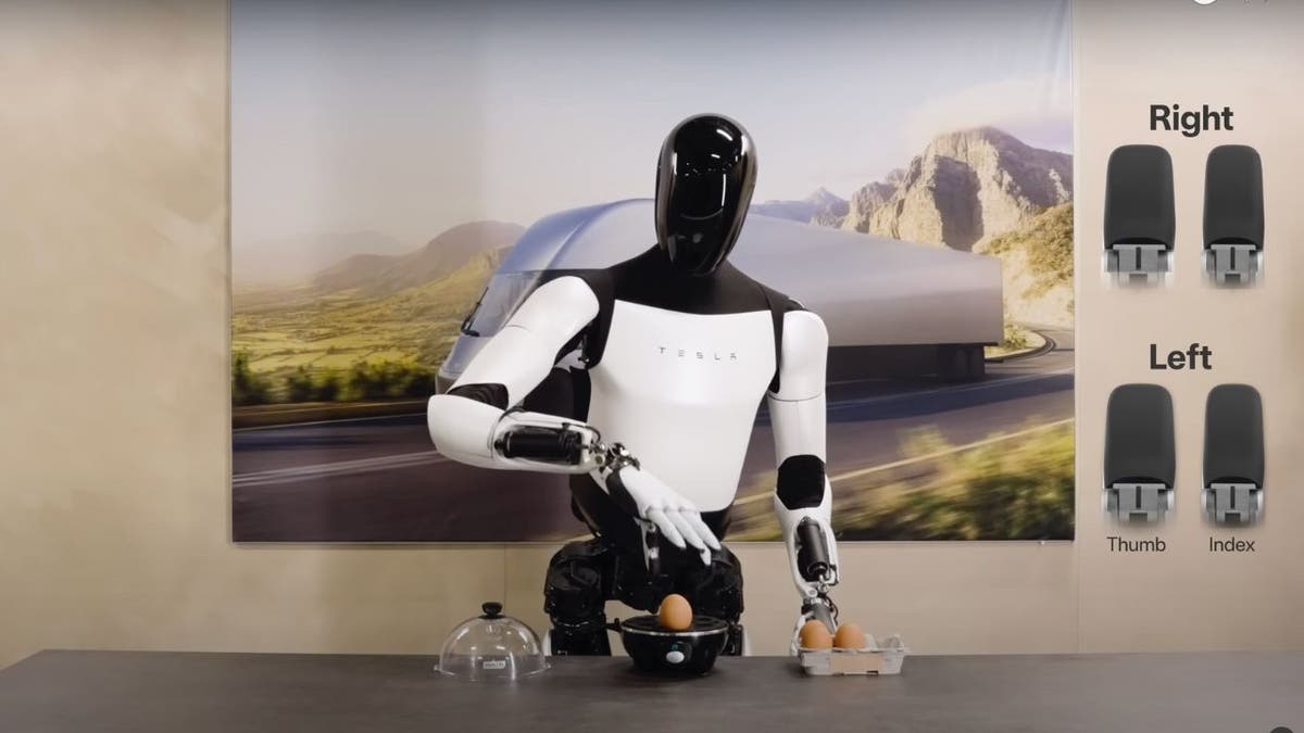 Optimus z narzędziami w rękach Robot Optimus z zestawem narzędzi w dłoni