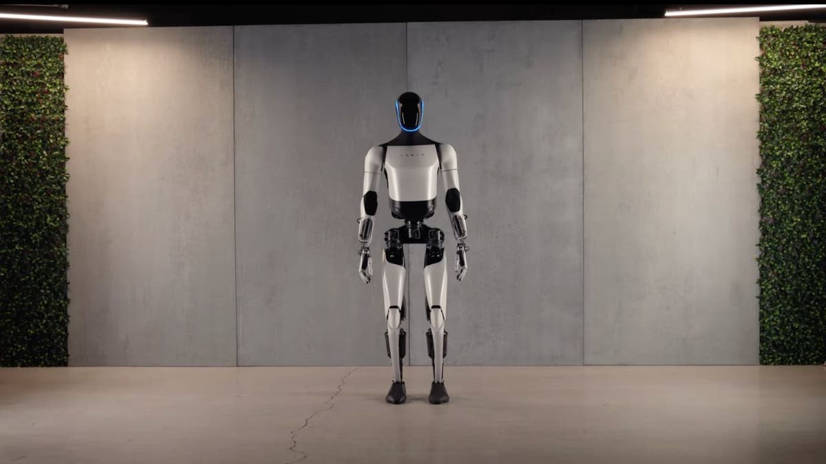 Optimus przenosi pudełko Robot Optimus trzymający pudełko w rękach