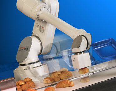 precyzyjne pakowanie produktów ramię robota bardzo dokładnie chwyta pudełko na linii pakującej