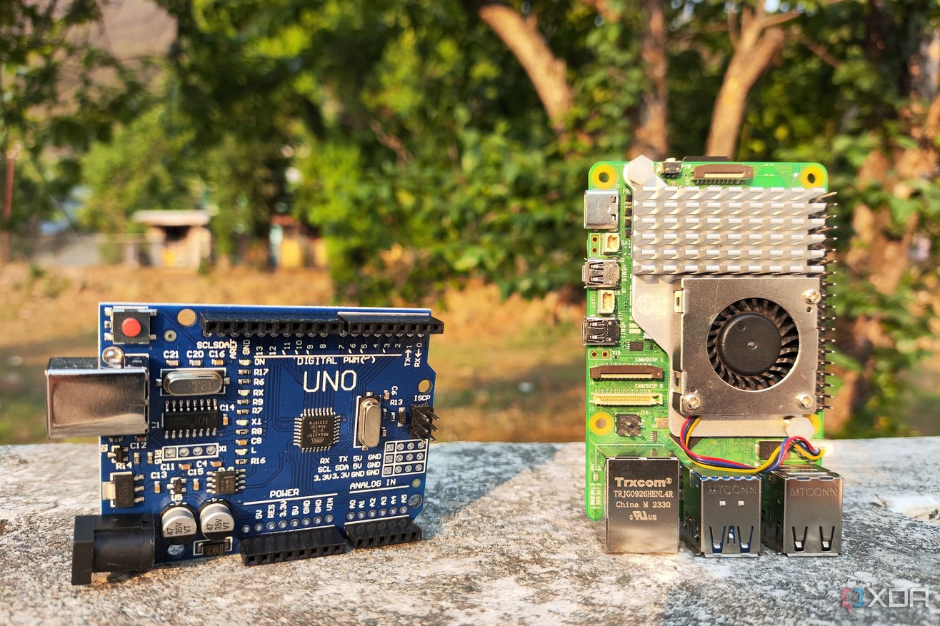 Porównanie płytek Arduino i Raspberry Pi w jednym obrazie