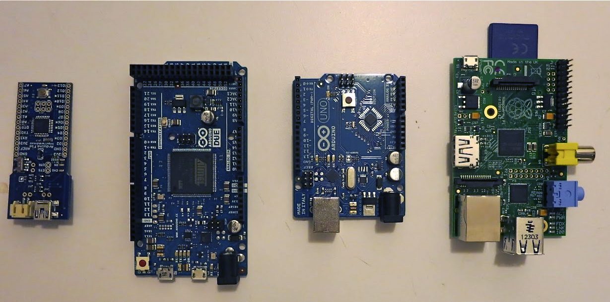 Dwa typowe układy Arduino - Uno i Nano obok siebie